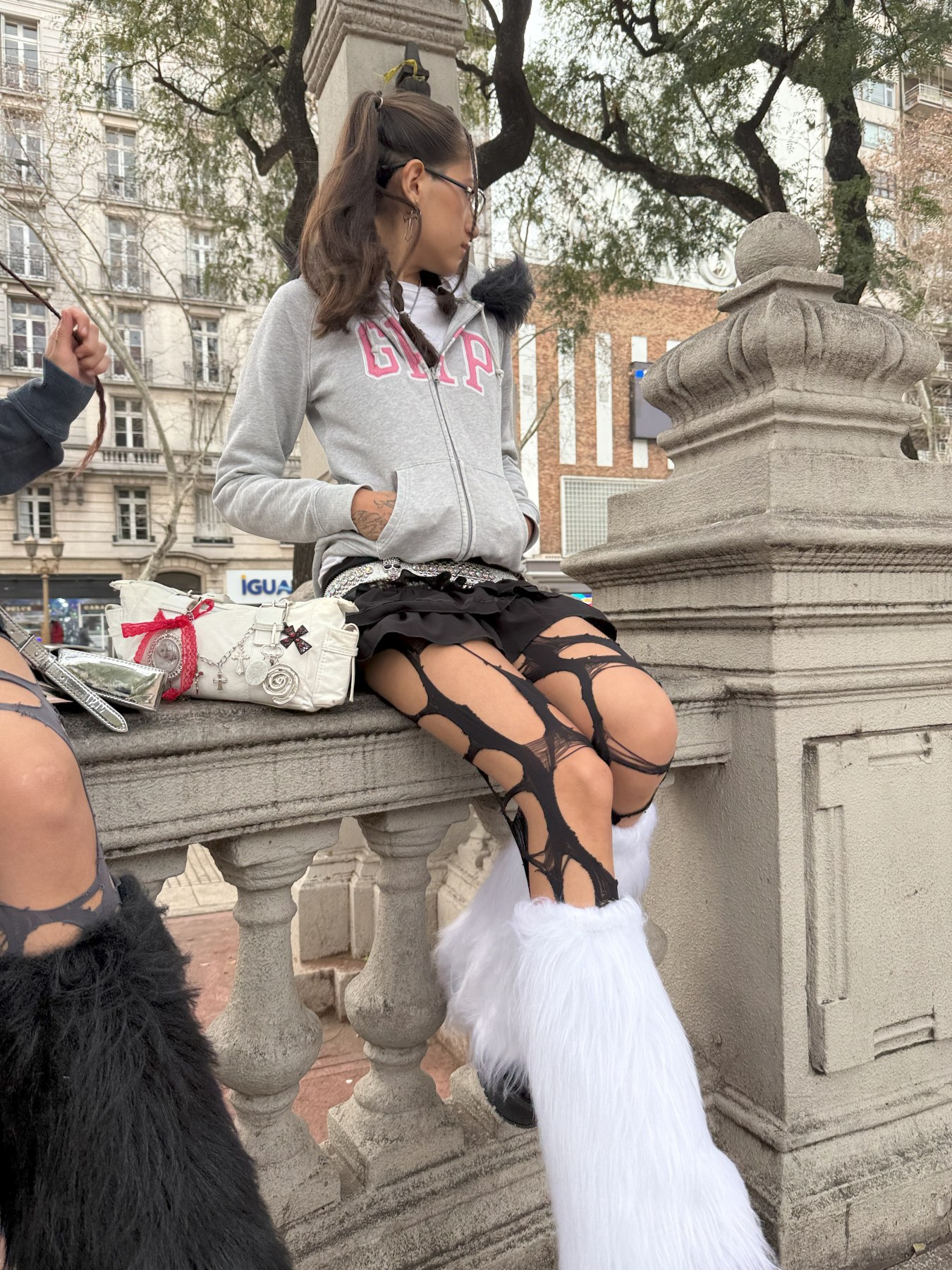 Look streetwear fotografiado en exterior